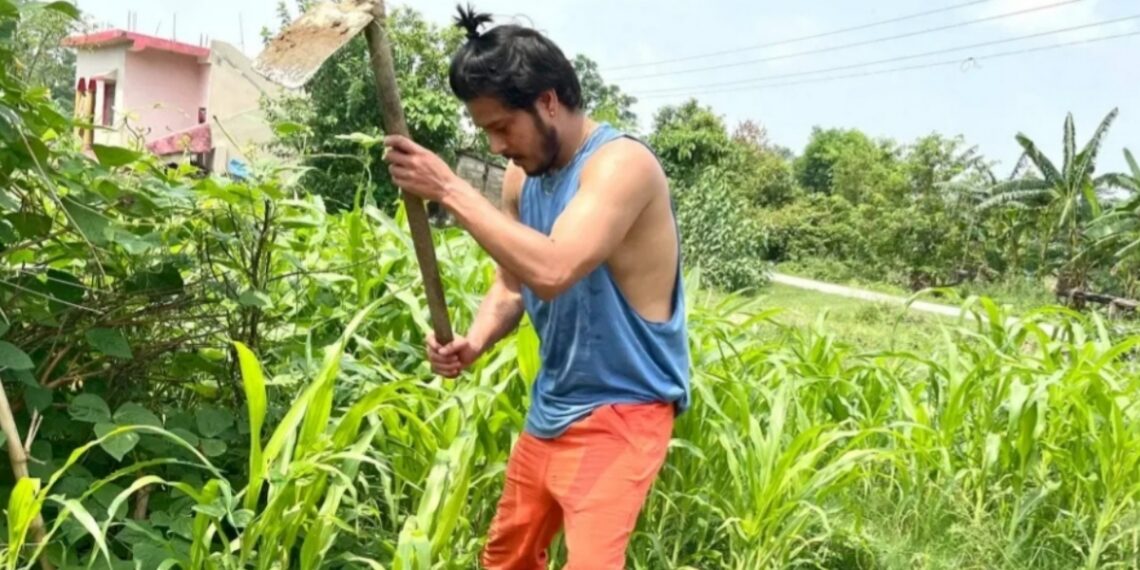 गाउँमा कृषि कर्ममा रमाउदै पुष्प