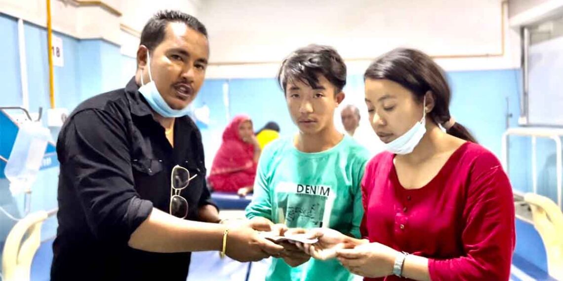 छुर्पी पकाउने पानीमा डुबेका बालकको उपचारका लागि कलाकार खत्रीको आर्थिक सहयोग