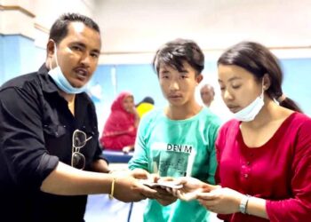 छुर्पी पकाउने पानीमा डुबेका बालकको उपचारका लागि कलाकार खत्रीको आर्थिक सहयोग