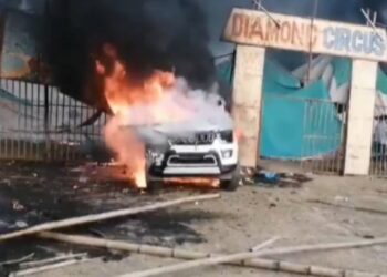 कलाकार नआए पछि दर्शकले जलाए स्कारपियो,स्टेजमा समेत आगजनी