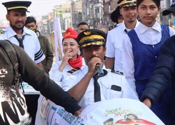 सडकमै गुड्यो जहाज: ‘गोबर गणेश’ को प्रचारका लागि बल्छी धुर्बेको अनौठो जुक्ति