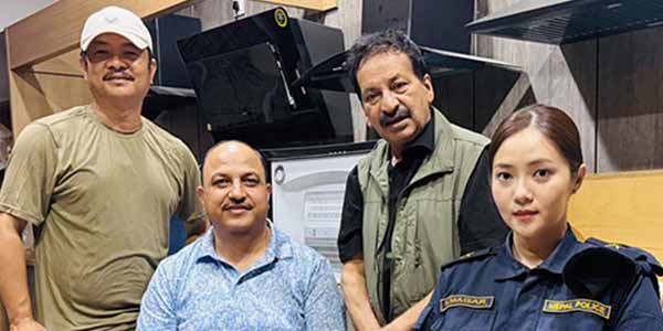 प्रहरीको पोसाकमा मिरुना मगर: झापाको सुटिङ सेटबाट बाहिरियो ‘डबल ट्रिपल’ को लुक्स